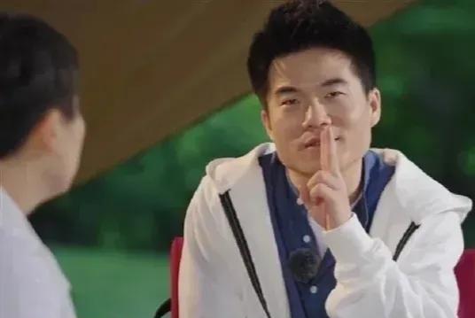 超单助手软件：董宇辉与冯唐易中天共话理想与忠诚，揭示历史人物背后的信仰力量