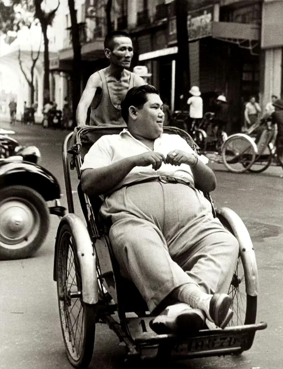 超评助手下载：西贡街头，人力车夫的艰辛与富人世界的鲜明对比