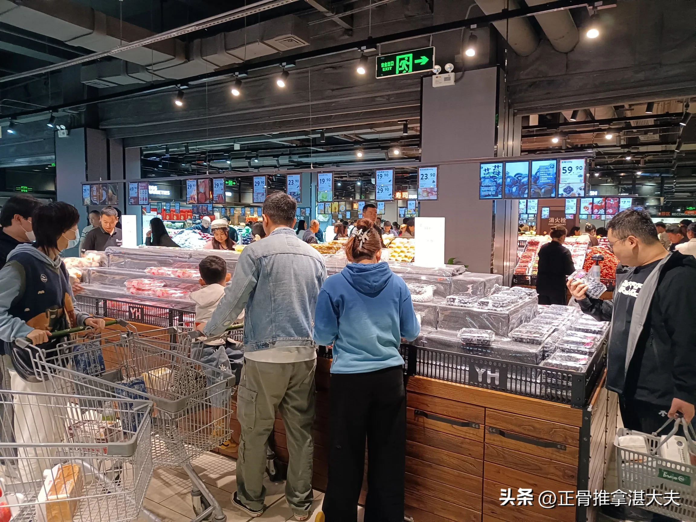 51助手：永辉超市人满为患，拥挤购物体验令人失望与价格偏高的反思