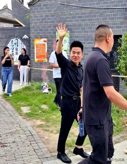 多多补单：董宇辉真人颜值逆袭，生图更胜镜头的秘密揭晓！