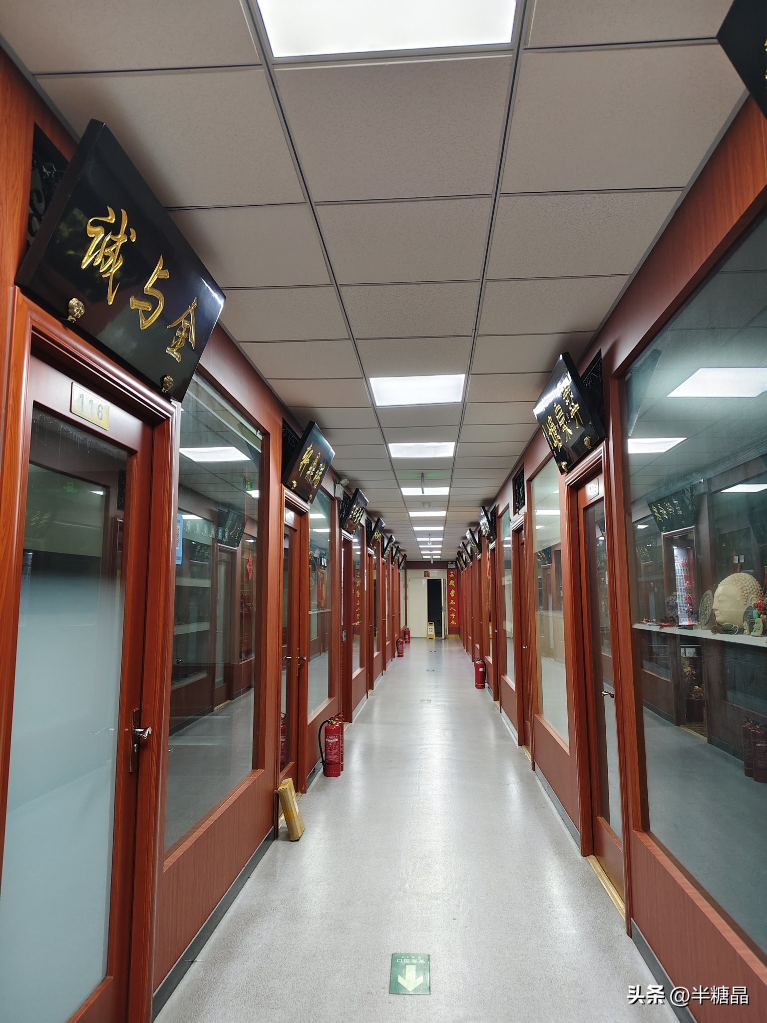 领航助手：琉璃厂西街趣游，探索钱币收藏与财富心理的秘密