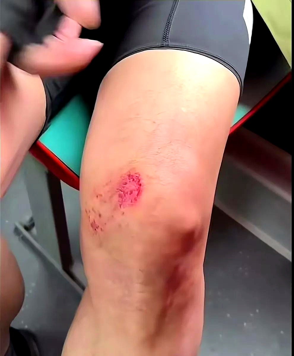 小Q助手入口：俞敏洪骑行翻车搞笑瞬间，摔跤也能自嘲的成功人生哲理