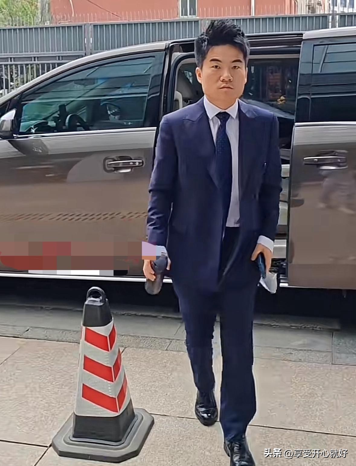 易单助手：打工人日常，当红主播宇辉连轴转疲惫不堪，网友呼吁辞职去天桥贴膜