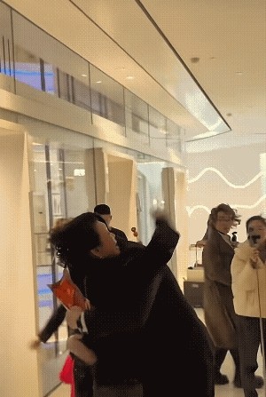黎明助手：张兰直播间封禁，流量狂欢中的自毁式营销与公众道德底线的碰撞