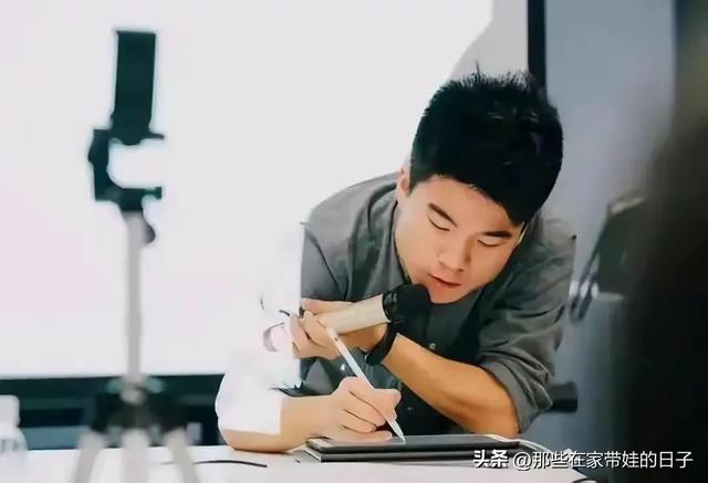 多多助手：董宇辉在作家圈的地位与影响力，文化水平解析与未来畅销书展望