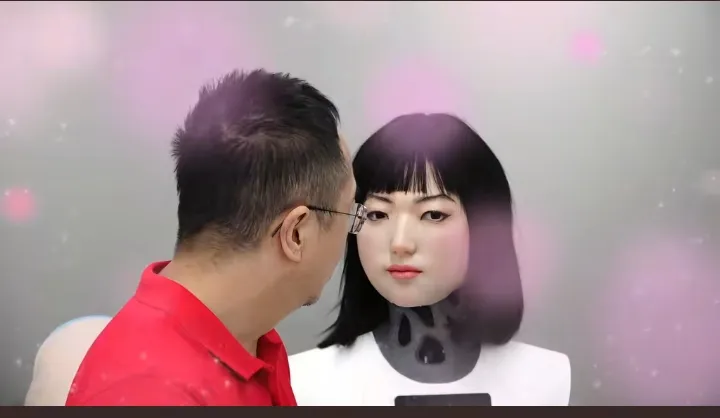 乐多多助手：仿生机器人主动撩周鸿祎，引发科技界热议