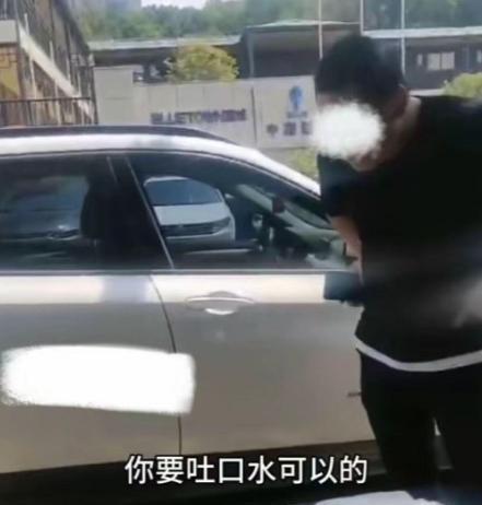 小评评助手小号：杭州女子卖盒饭遭威胁，农民工挺身而出助她抗争困境