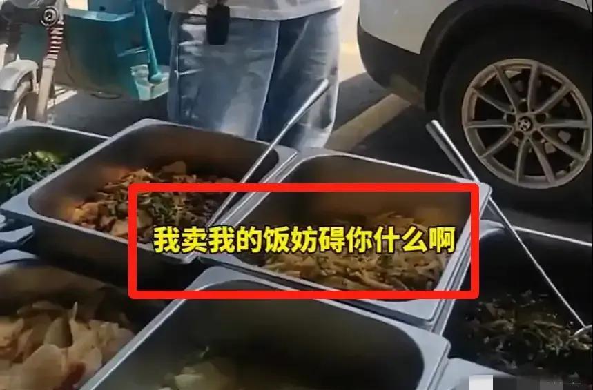 小评评助手教程：王大姐的盒饭生意火爆，快餐店老板恶意捣乱引发工人反击事件