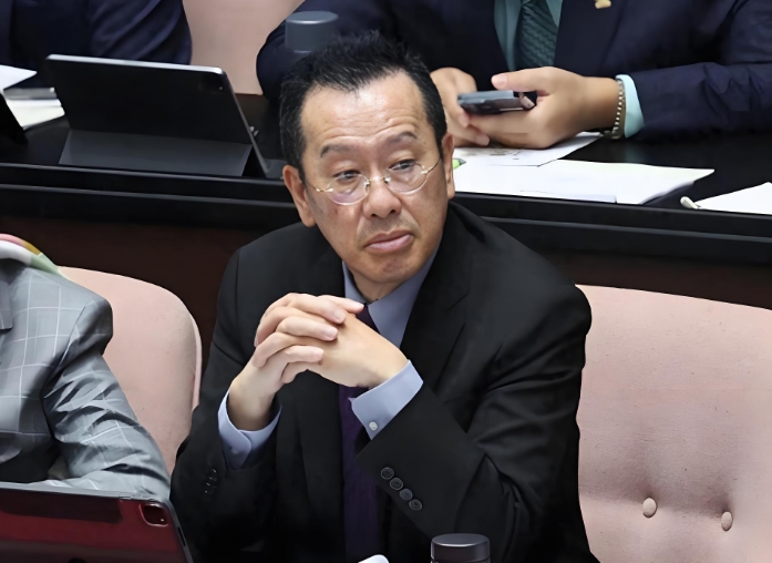 多成团助手：台海局势紧张，民进党“台独”言论引发战争风险与历史反噬