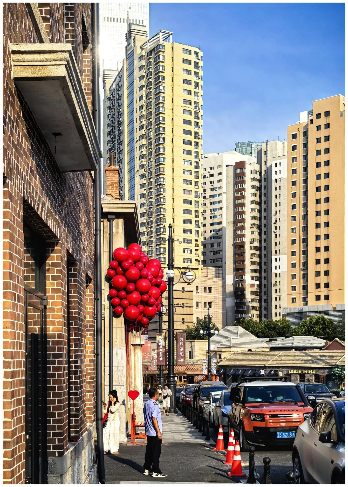 猎拼助手下载安装：东关街的华丽蜕变，老街改造中的文化传承与居民情感交融