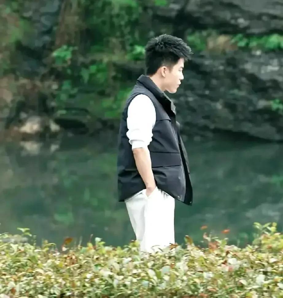 东风助手：董宇辉与初恋的深情往事，爱与成长的抉择之路