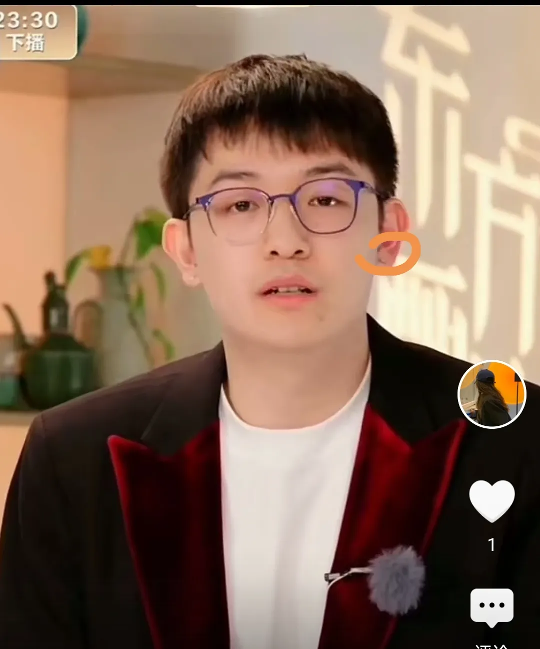 易评助手卡密：董董直播曝光耳洞小秘密，昔日潮男蜕变为实力派主播引热议