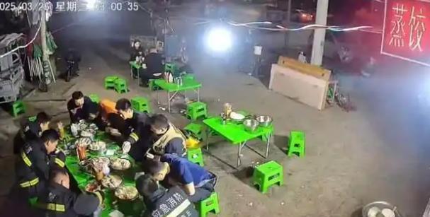 超单助手使用方法：深夜温情，两位黑衣人悄然为消防员买单，网友纷纷感动！