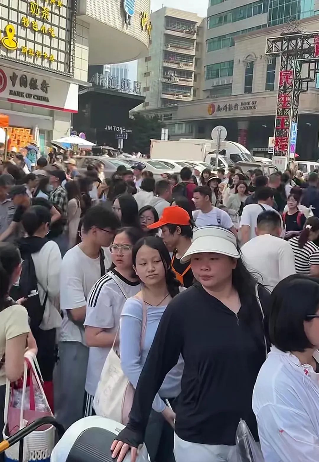 小M助手官网入口：柳州五一假期美食街爆单，游客热潮引领旅游业繁荣！