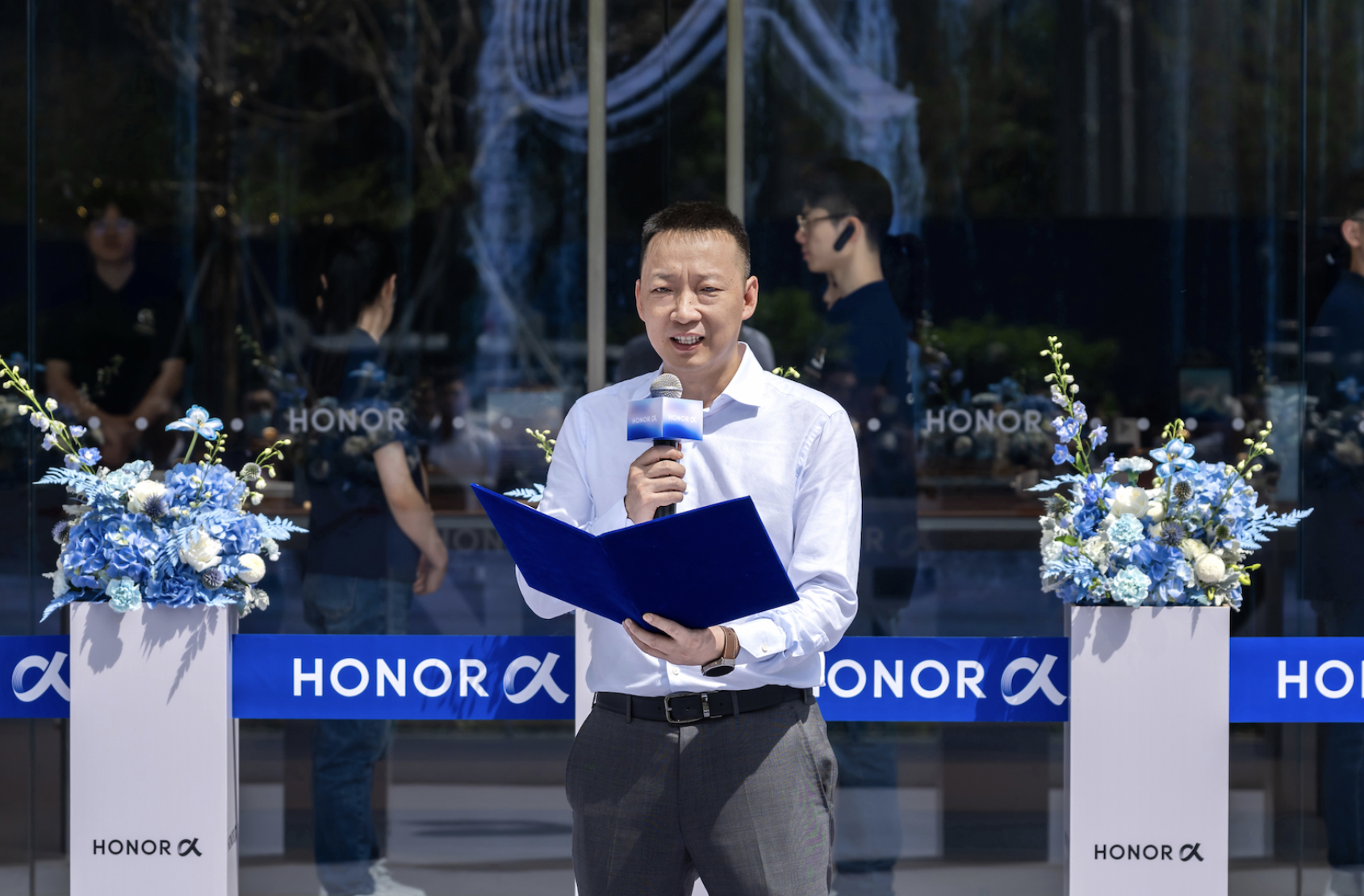 超评助手邀请码：荣耀阿尔法旗舰店揭幕，共创AI智慧生活新未来，李健展望全球化战略