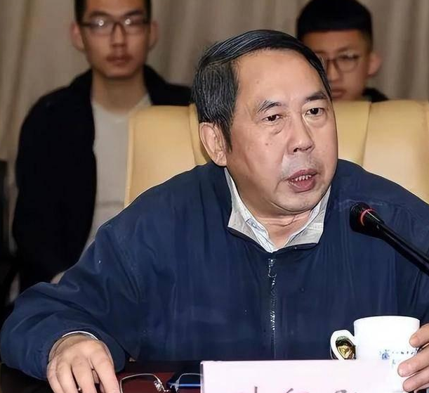 小评评助手软件：中美贸易战中的“投降论”，中国如何逆势崛起与应对挑战