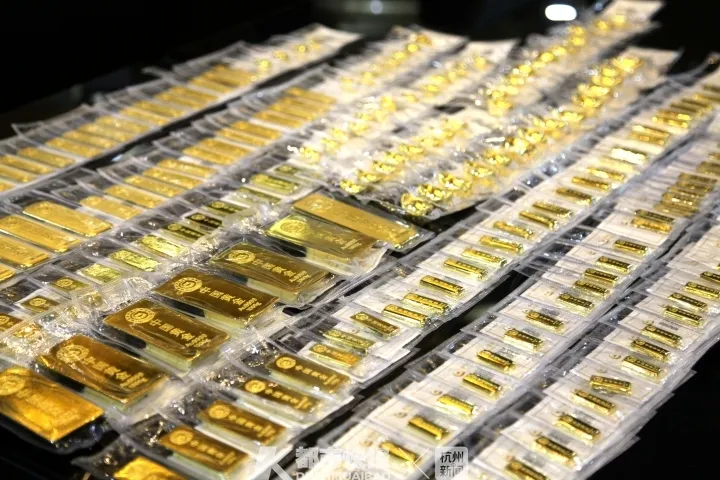 小C助手：金价暴涨引发的投资热潮，避险还是追高？普通人应如何理性参与？