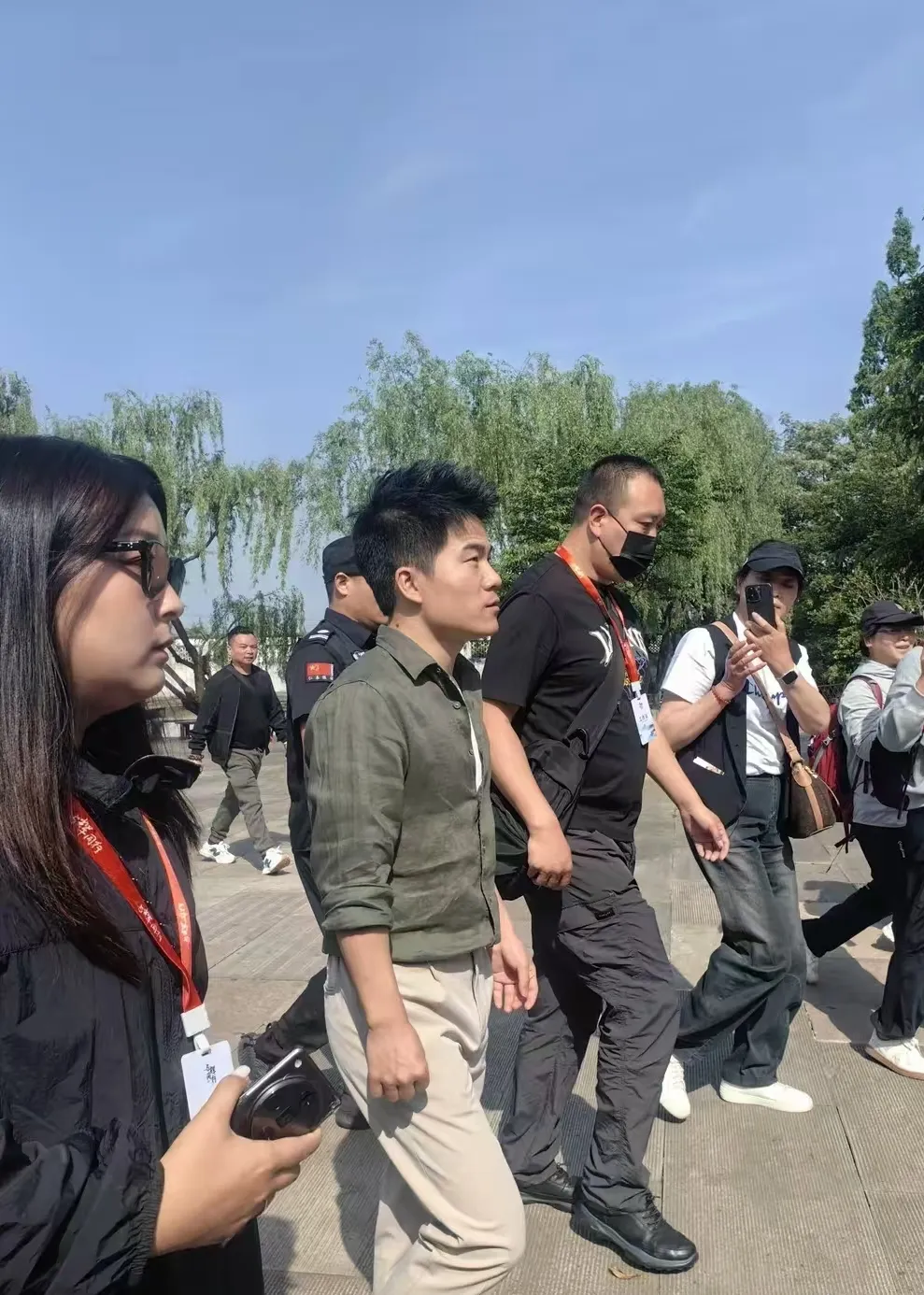 易单助手靠谱吗：追随董宇辉的粉丝，绍兴之行与黑粉冲突的全记录