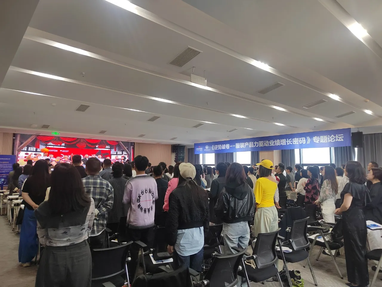 易单助手软件下载：如何通过底层逻辑与品牌基因创新，打造2025春夏女装爆款产品
