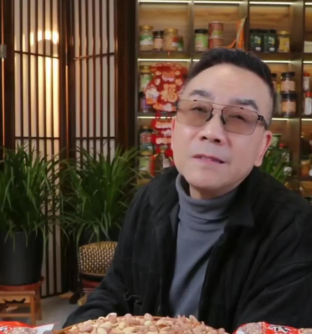 榜单助手官网入口：杨议直播带货收入暴涨，老父亲助力成新“摇钱树”