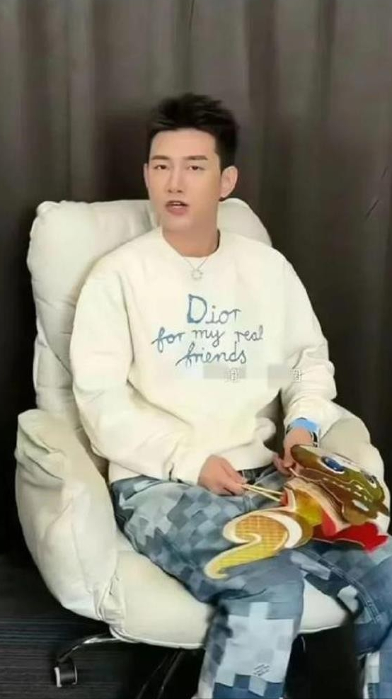 小Q助手出评软件：网红集体退圈背后的危机，流量暴涨与带货困境的双重挑战
