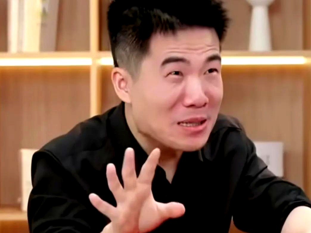 多多出评软件：董宇辉直播调侃宣彤，社交恐惧与幽默反差的真实瞬间