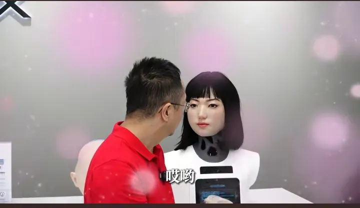 乐多多助手：仿生机器人主动撩周鸿祎，引发科技界热议