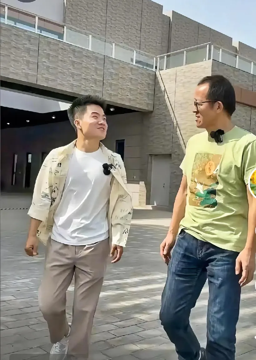 超单助手：董宇辉热搜频现，双语直播引爆舆论，商业价值与社会影响力并存