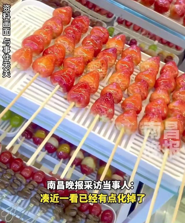 易出评软件：小男孩卖糖葫芦怼顾客引热议，网友调侃，只问不买成新风潮！