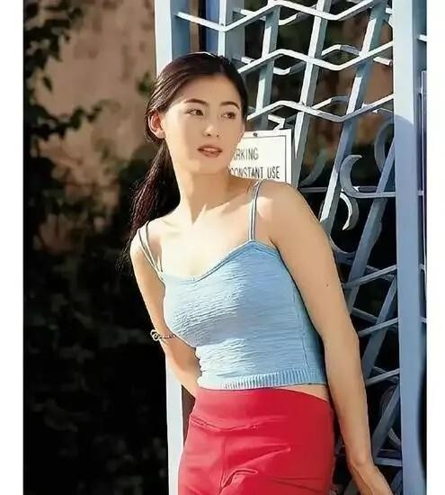 超单助手官网入口：王菲与张柏芝，财富对比与各自的赚钱策略解析