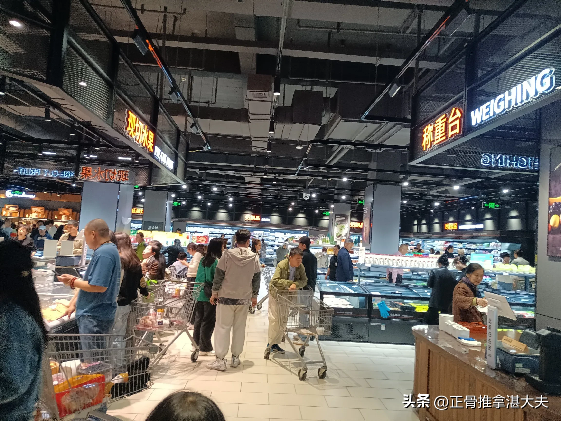 51助手：永辉超市人满为患，拥挤购物体验令人失望与价格偏高的反思