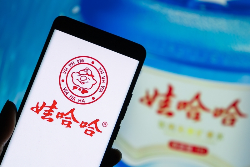 小Q助手最新版本：娃哈哈、娃小宗与娃小智的竞争分析，品牌优势与市场定位对比