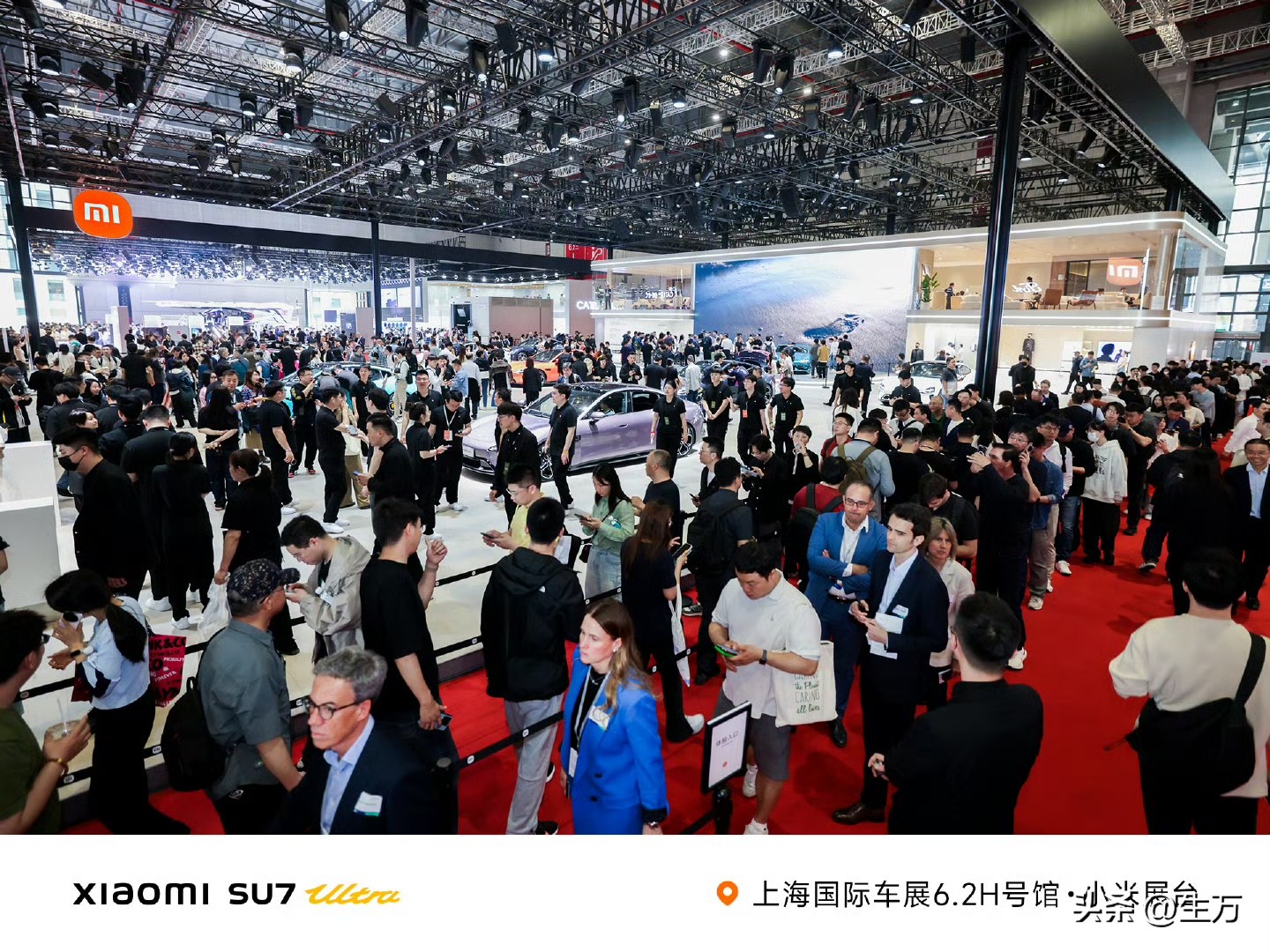 粉团助手出评软件：小米展台人潮汹涌，5000顶帽子和矿泉水吸引众多观众参与！