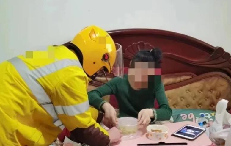 要火助手：外卖小哥因特殊订单开启爱的接力，温暖城市的故事