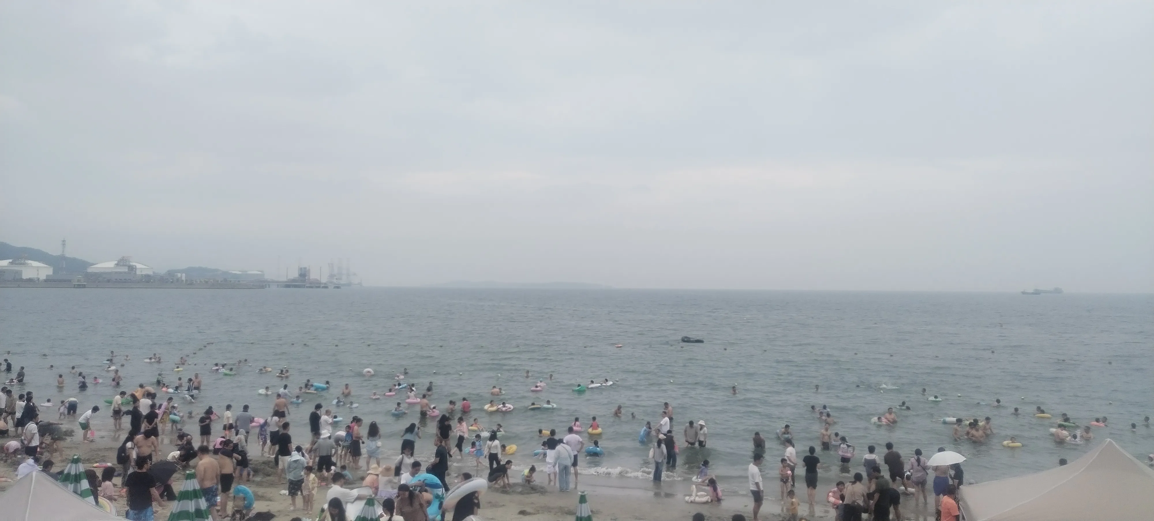 小白助手卡密：中美贸易战影响下，普通人如何应对消费困境与经济压力
