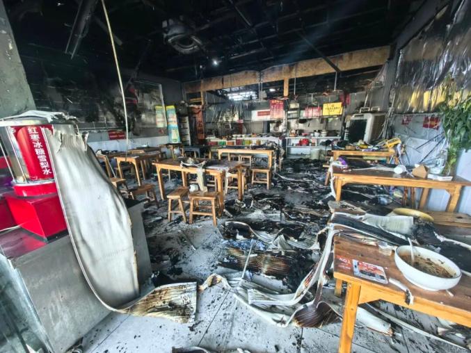 Z助手：卤料店厨房失控引发大火，连烧五家餐饮店损失惨重！