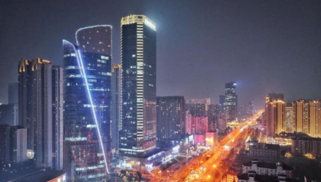 易评助手：武汉光谷凌晨AI奇迹，程序员熬夜编程引爆热搜，Manus成为黑科技焦点！