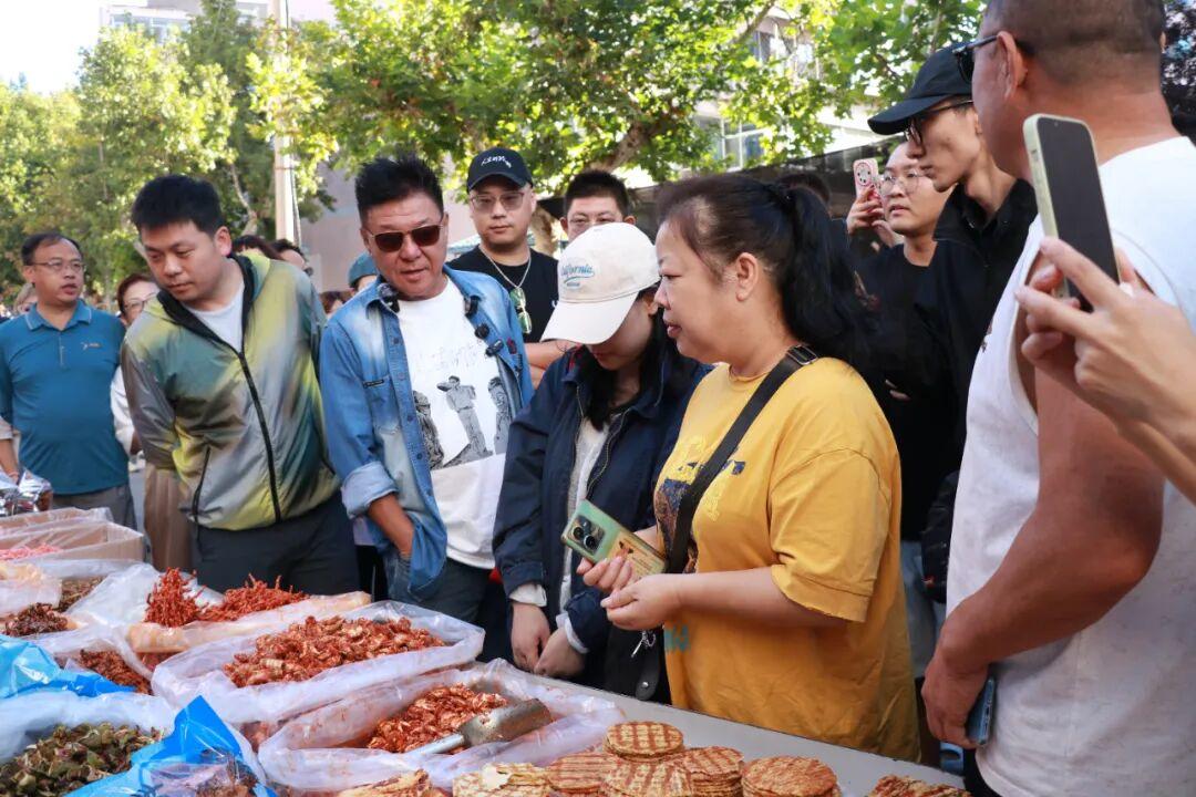 小评评助手邀请码：知名歌手姜育恒回乡游历威海早市，品尝家乡美食的温暖瞬间