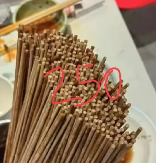 多多留评官网：一家三口在成都串串店的消费误会与温情互动