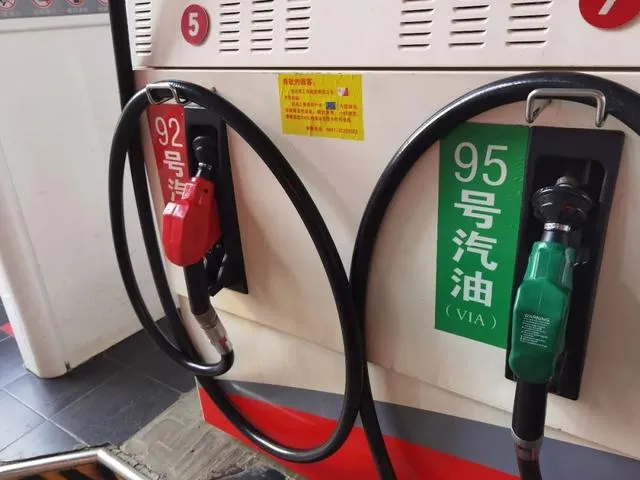 拼多多出评软件教程：中国经济新动态，电量猛增与油量暴跌背后的新能源汽车转型之路