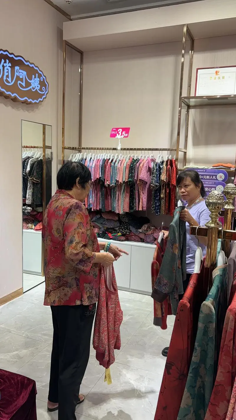小J助手怎么用：服装售货员的日常，挑战与乐趣并存的试衣间故事