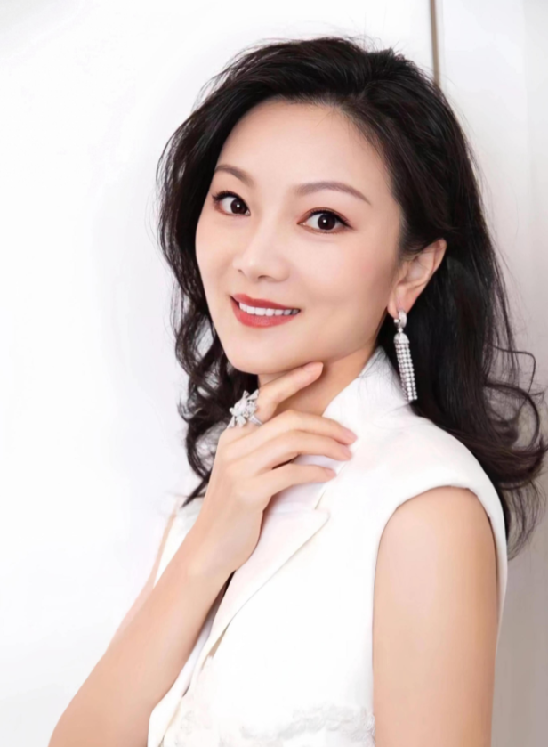 拼多多改销量:张艺谋妻子陈婷的隐秘人生,从低调育儿到自创品牌的成长之路 拼多多改销量:张艺谋妻子陈婷的隐秘人生,从低调育儿到自创品牌的成长之路