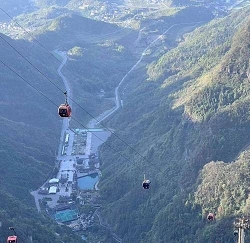 权重大师网站：张家界门票涨价致游客骤减，景区与商家如何应对生存危机？