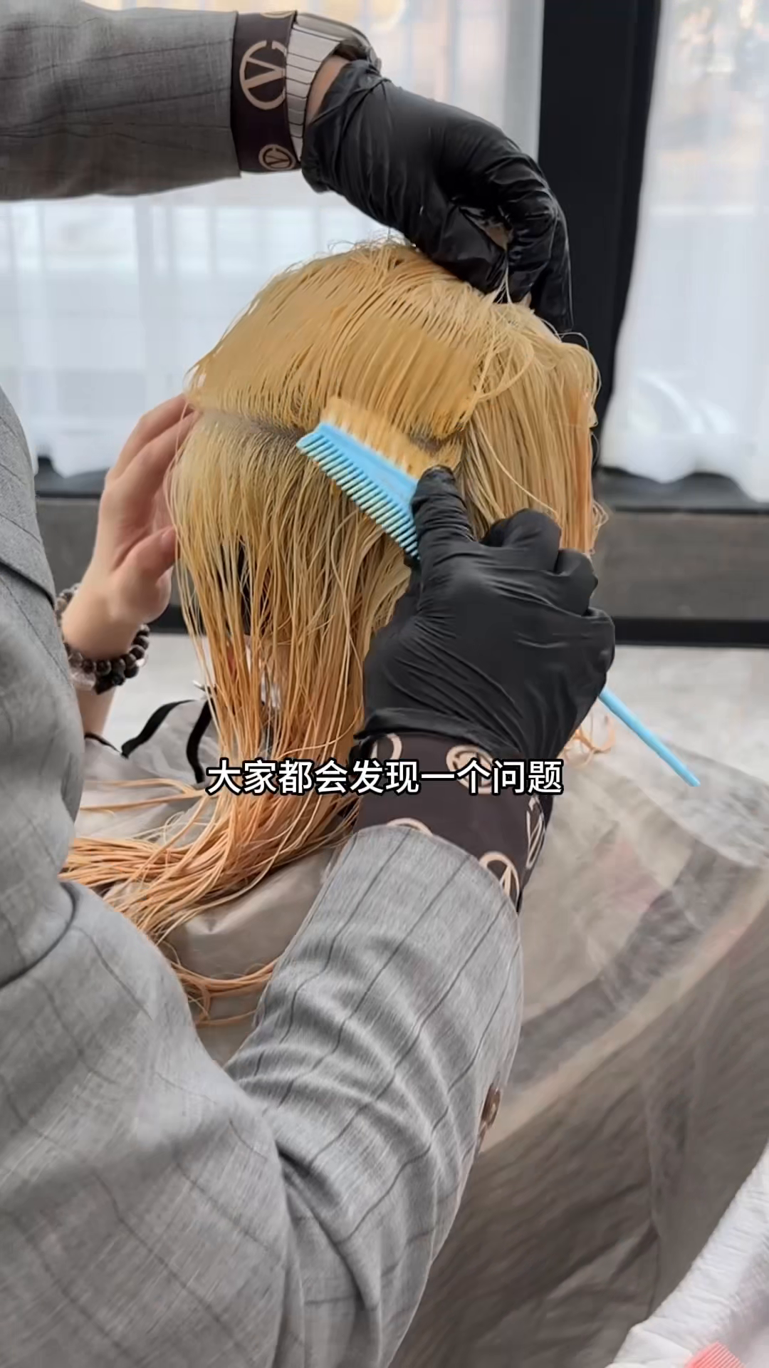 Z助手：榛果灰棕色染发教程，详细步骤与注意事项解析