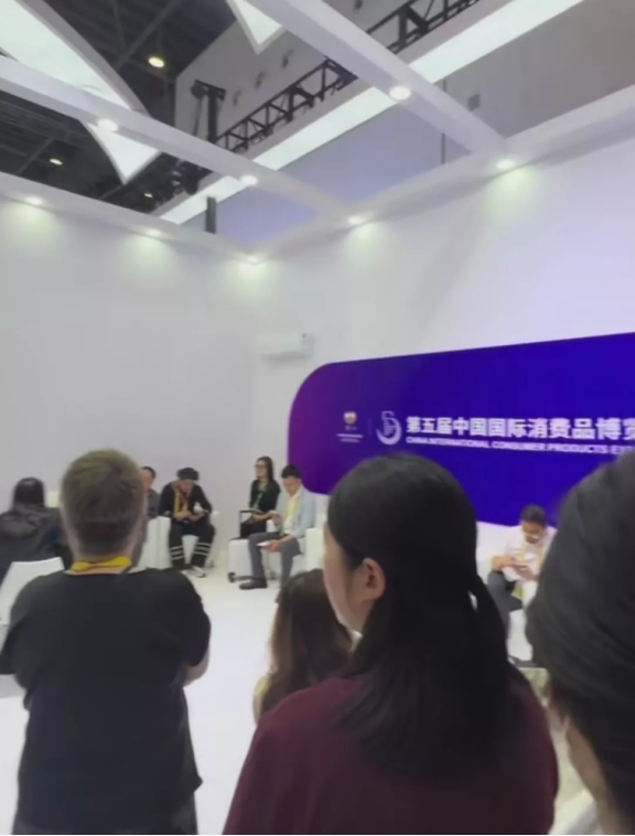 优选助手：消博会与辉同行展位新变化，智能设备、合作洽谈及质检标准全解析