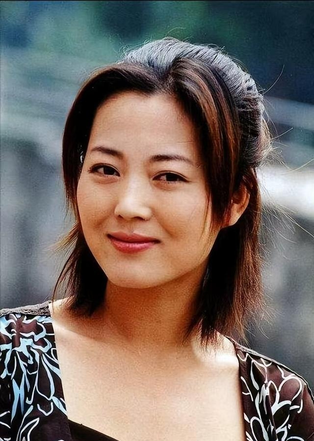 乐多多助手入口：王茜华与梅婷，二十年恩怨情深，娱乐圈的竞争故事