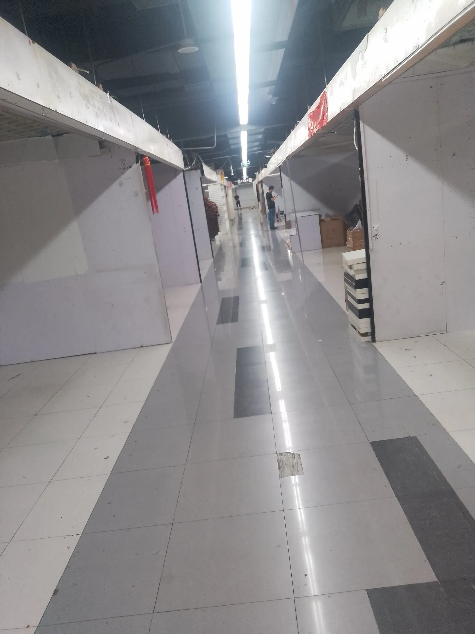 小Q助手网站：南京实体店生意困境，电商竞争与经营策略调整分析