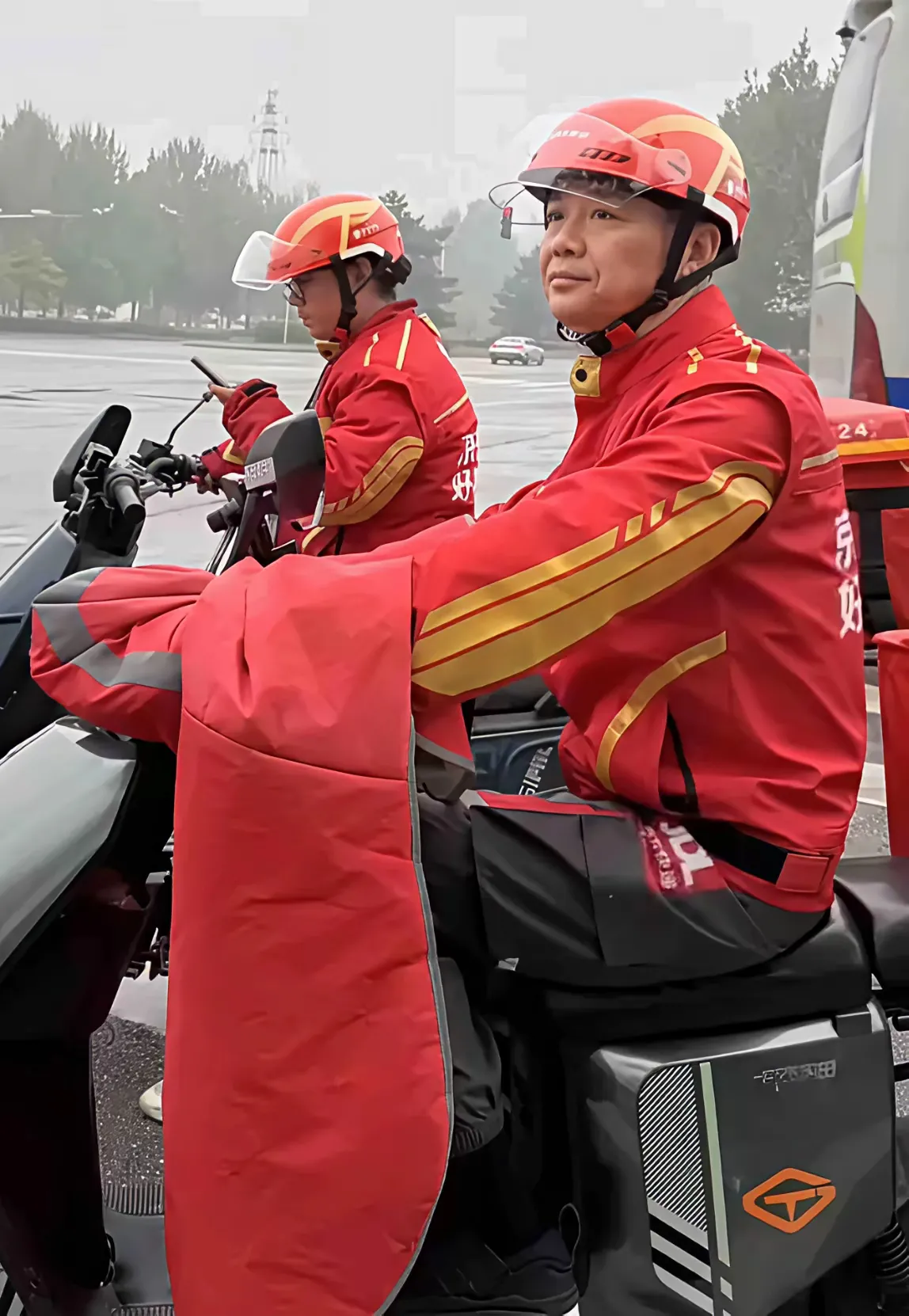 多多出评软件：男人辛苦赚钱，女人优雅消费，生活的真实与反思