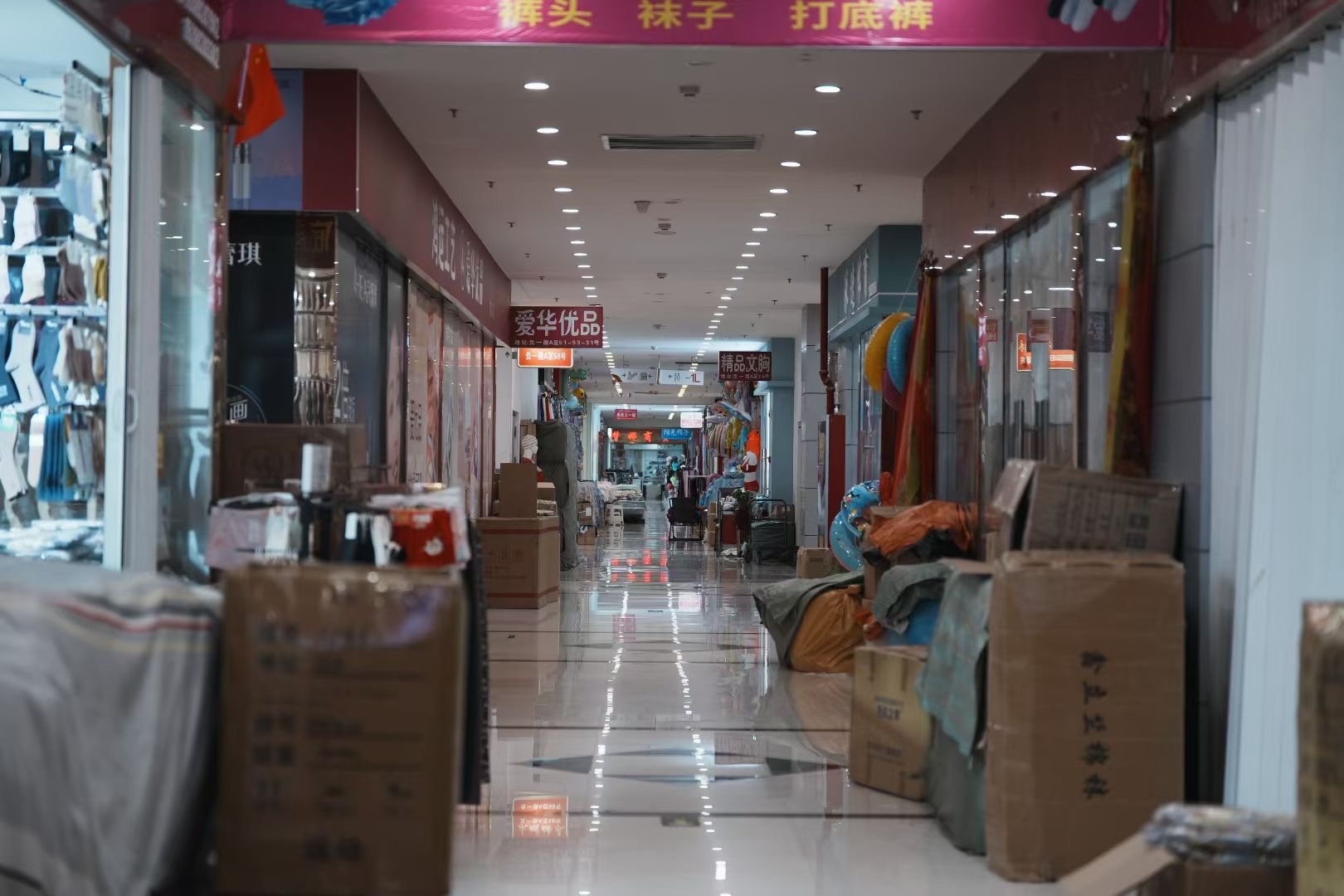 权重大师补单软件：西安康复路市场探秘，从热闹到冷清的女装购物体验