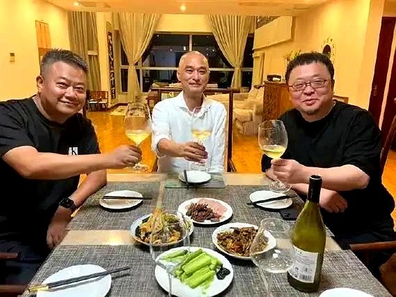 超单助手：富豪们的饭局，从简单餐食看资本运作与社交潜规则